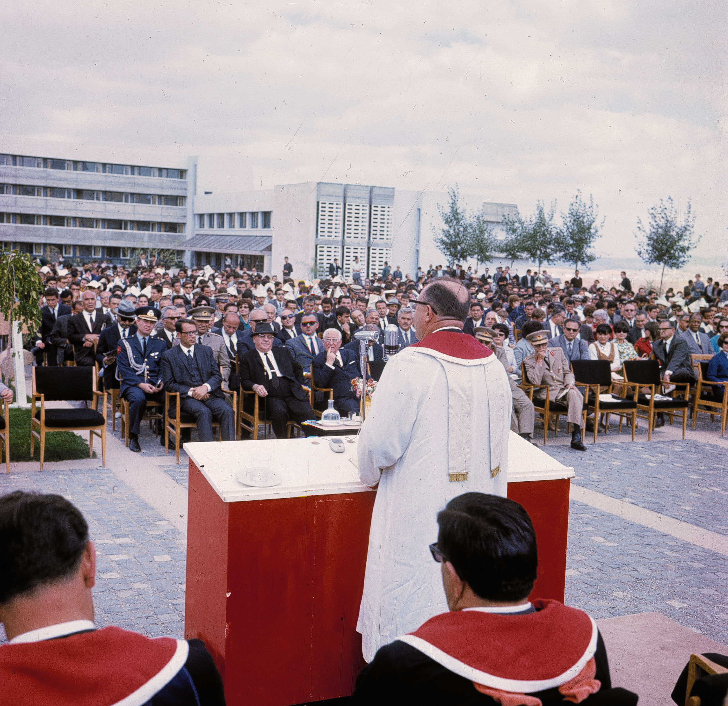 Images of the METU Graduation ceremony held with the participation of soldiers and other visitors in the 1960s