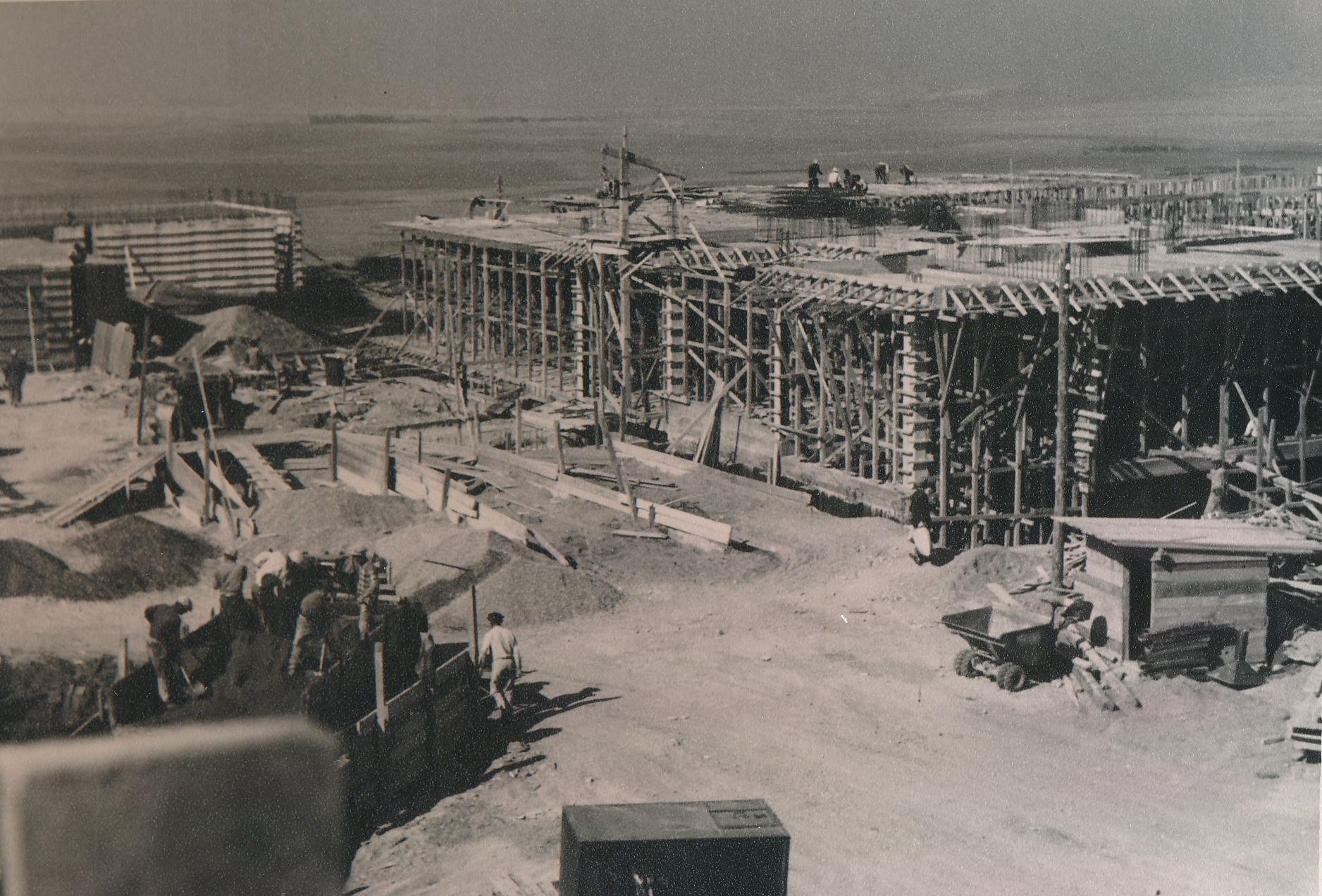 Workers on break at the Faculty of Architecture construction site (November 17, 1962)