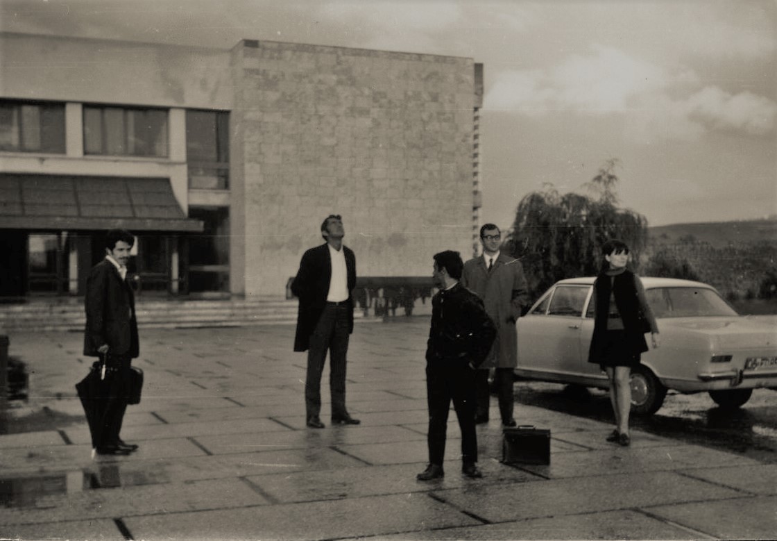 Fikret Görün and Cem Çakmak are in front of the Faculty of Economics and Administrative Sciences on a rainy day (1970)