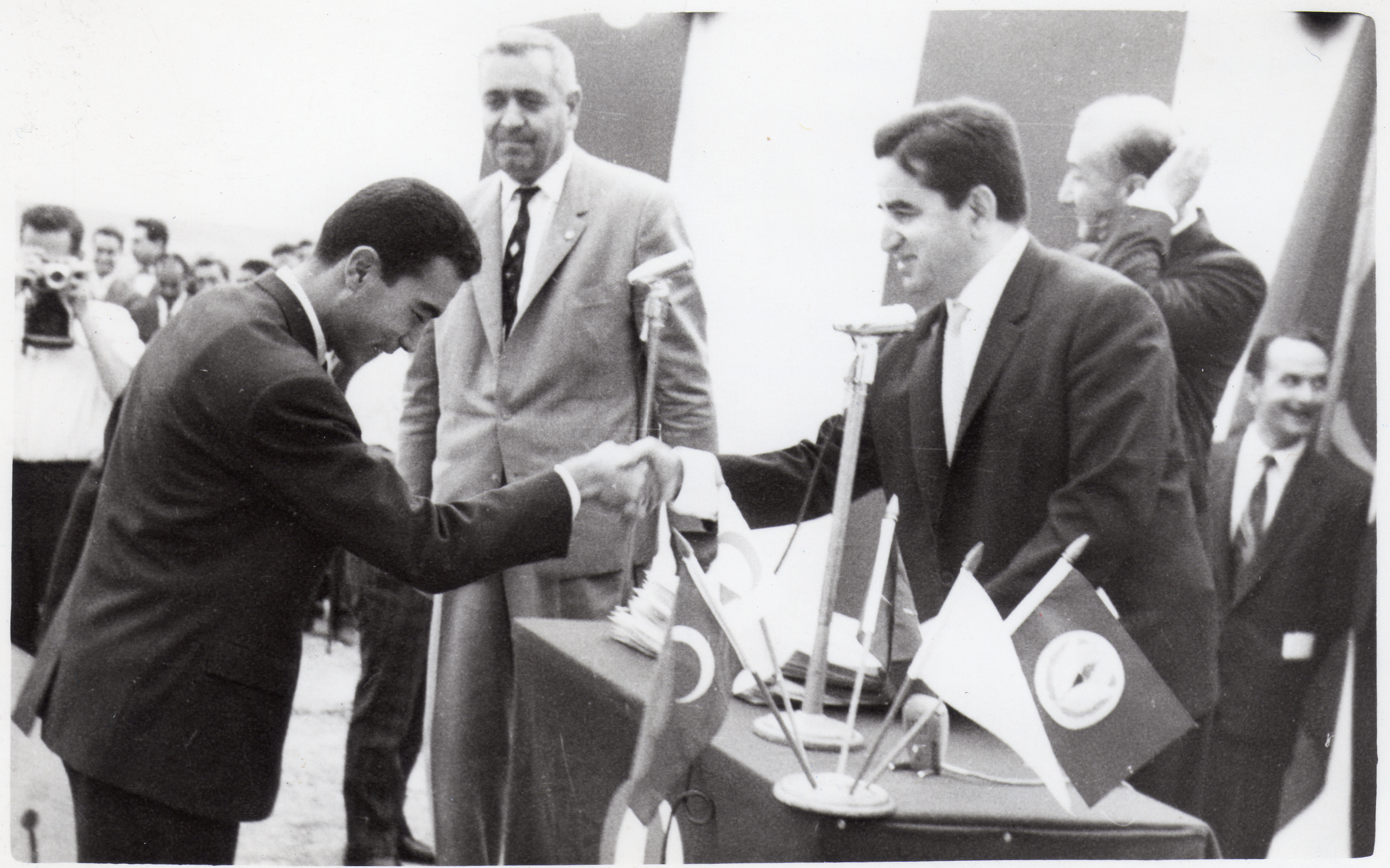 Mahir Barutçu receives his diploma from  Mustafa Parlar (30 June 1962)