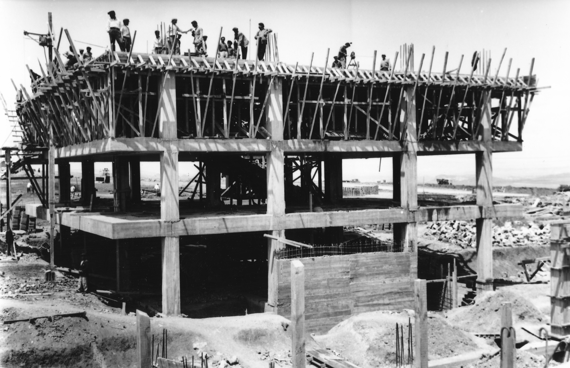 Material coating and soil mechanics laboratory construction (1963)