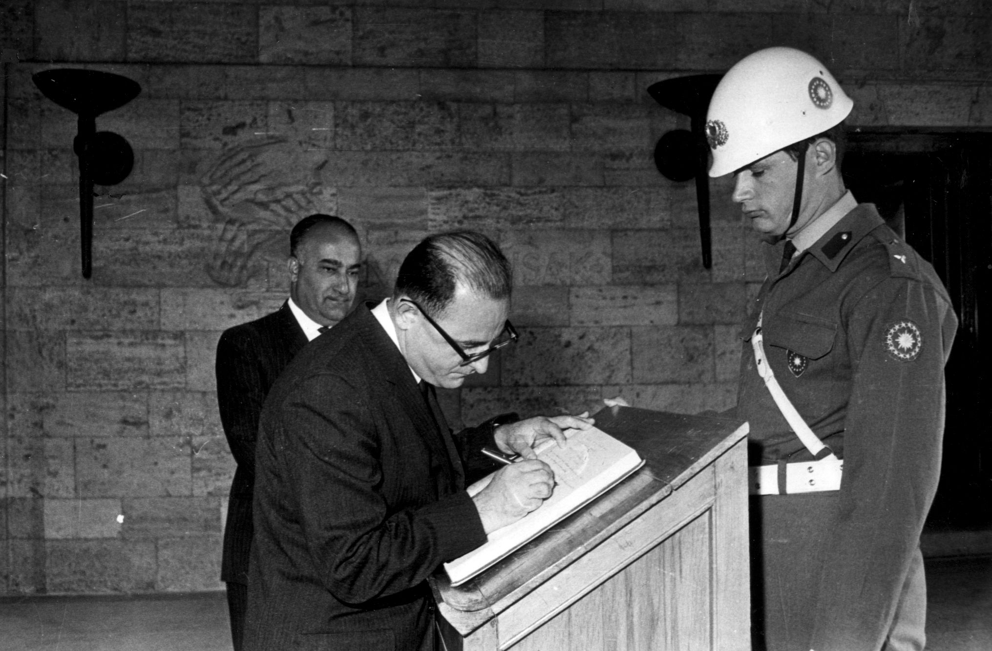 President Kemal Kurdaş signing official memorial book of Anıtkabir