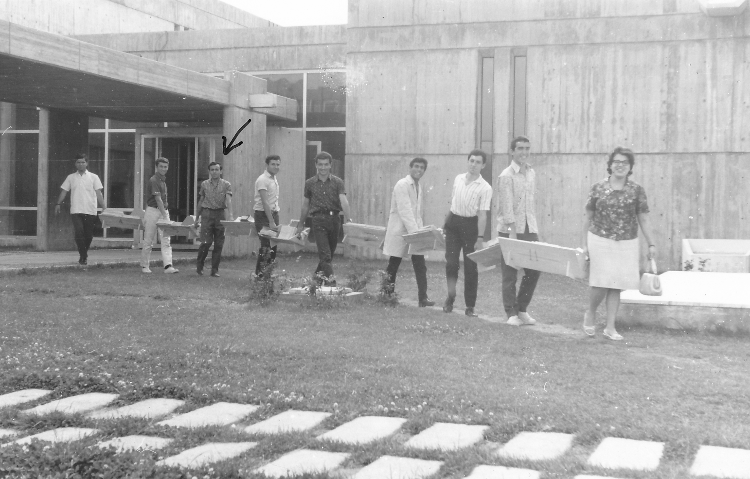 Students carrying books to the new library building (1967)