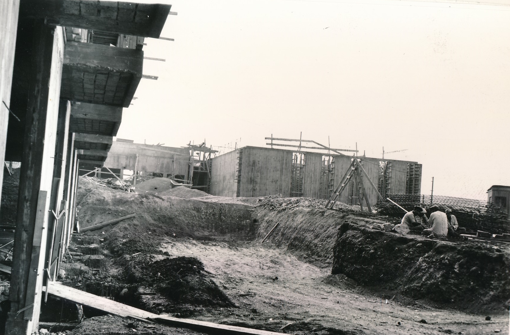 Workers on break at the Faculty of Architecture construction site (November 17, 1962)