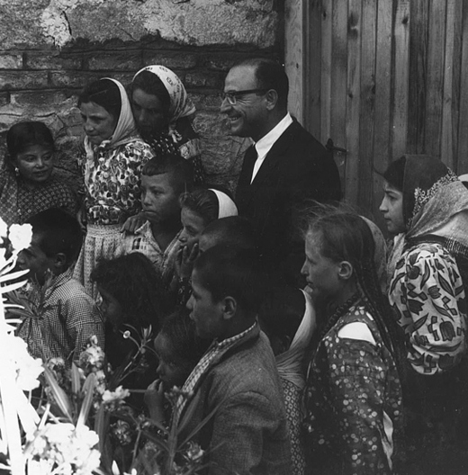 Kemal Kurdaş with children