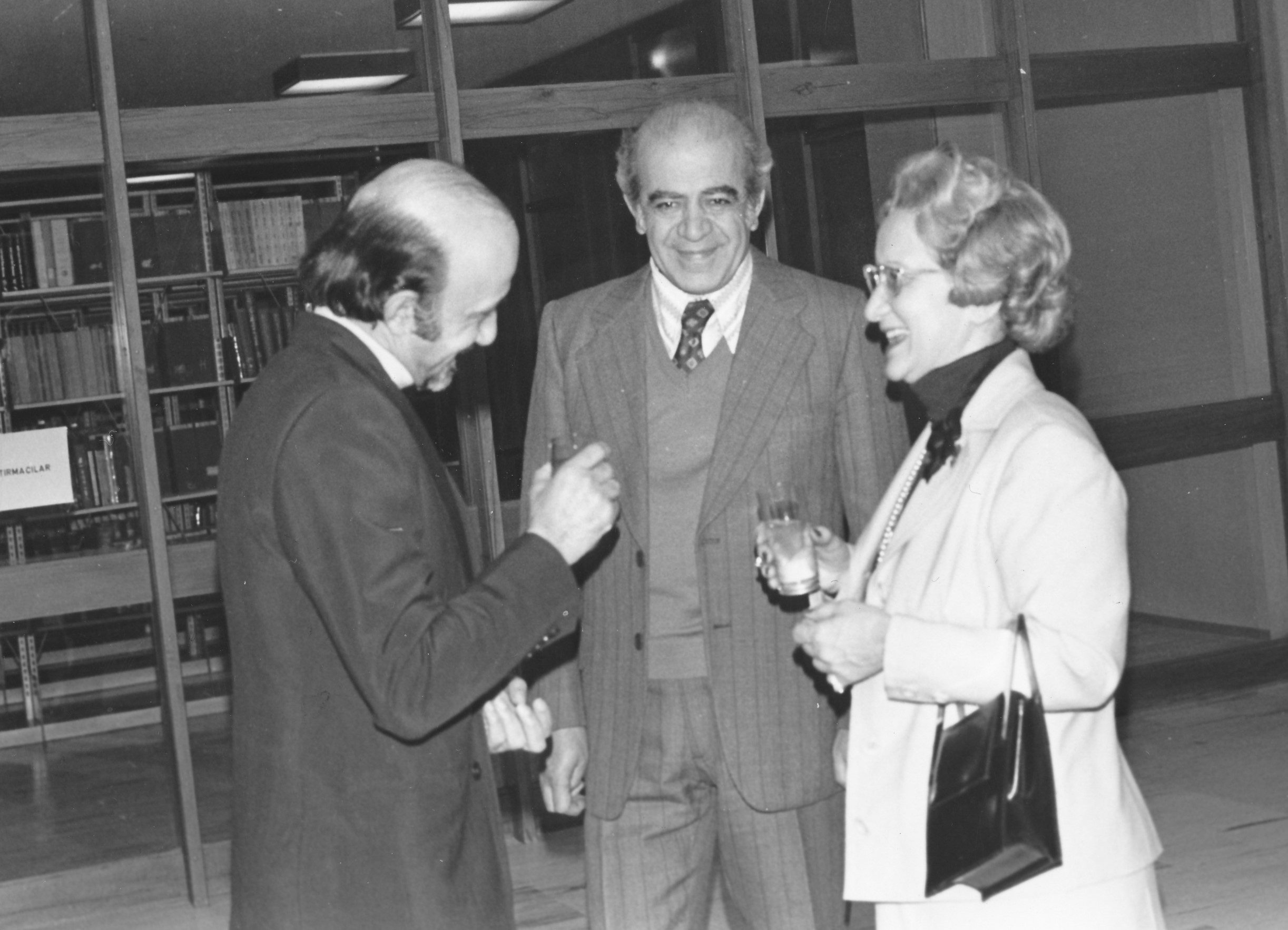 Furuzan Olşen and Architect Behruz Çinici chatting (1973)