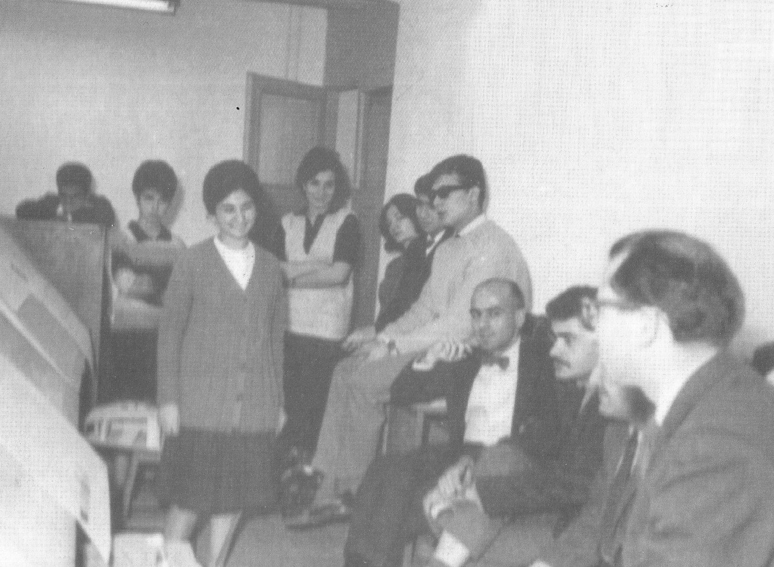 A jury study in 1964. Student Ayşıl Tükel (Yavuz) explains her project, Orhan Özgüner, Atilla Bilgütay and others listen